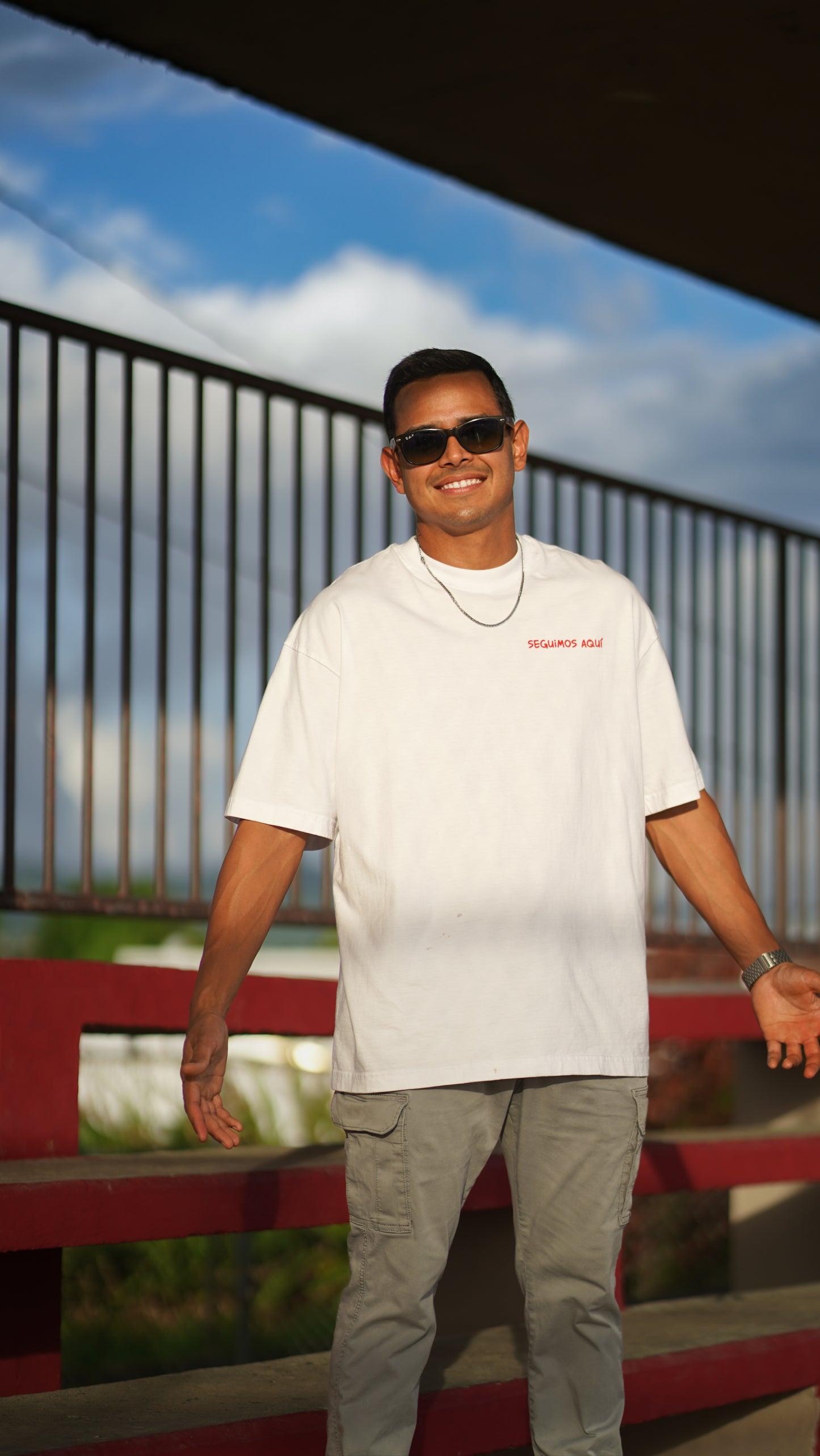 SEGUIMOS AQUÍ OVERSIZED TEE